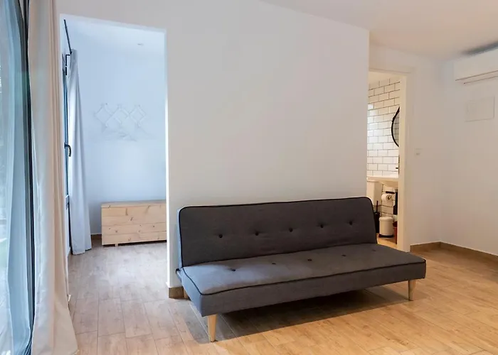 Apartment Gkaras & *